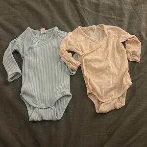 Kate Quinn onesies - side 6-12 months